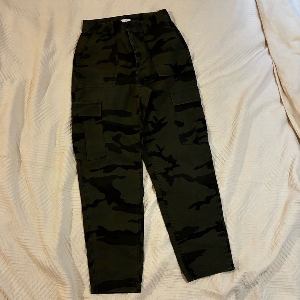 Aritzia TNA Green Camouflage Pants